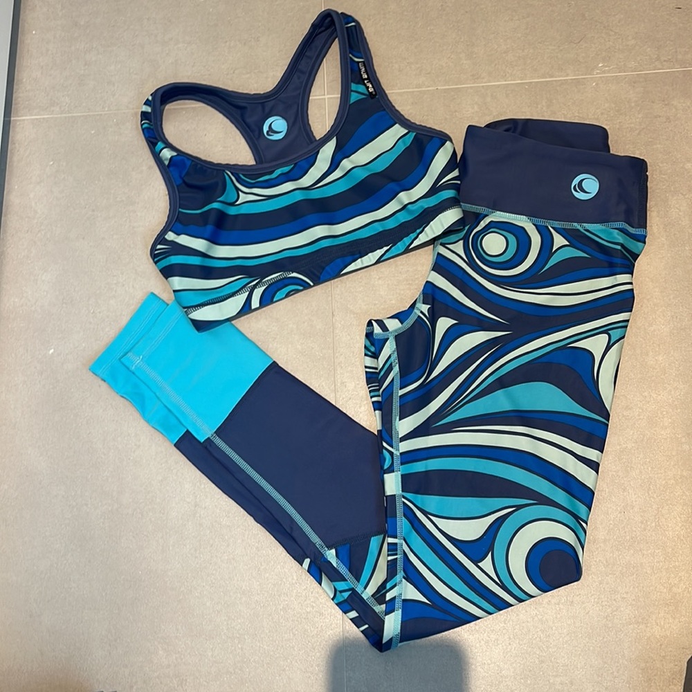 Wave life women XS UV50+ LEGGING & Reversible SPORT BRA bundle Aqua waves print